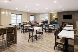 Imagen del bar/restaurante del Hotel La Quinta Inn & Suites by Wyndham Wenatchee. Foto 6
