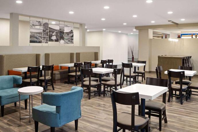 Imagen del bar/restaurante del Hotel La Quinta Inn & Suites by Wyndham Wenatchee. Foto 7