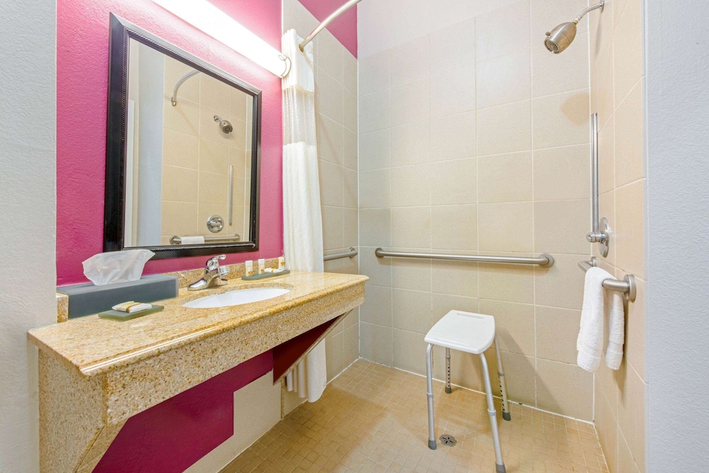 Imagen de la habitación del Hotel La Quinta Inn & Suites by Wyndham Winnie. Foto 17