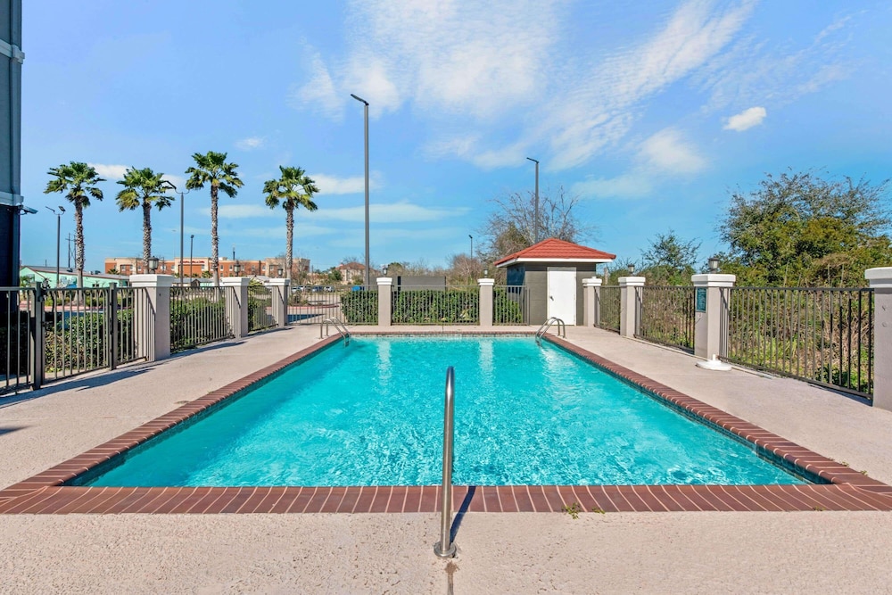 Imagen de la piscina del Hotel La Quinta Inn & Suites by Wyndham Winnie. Foto 20