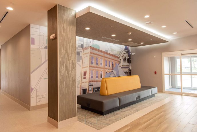 Imagen de los interiores del Hotel La Quinta Inn and Suite by Wyndham Lake City. Foto 10