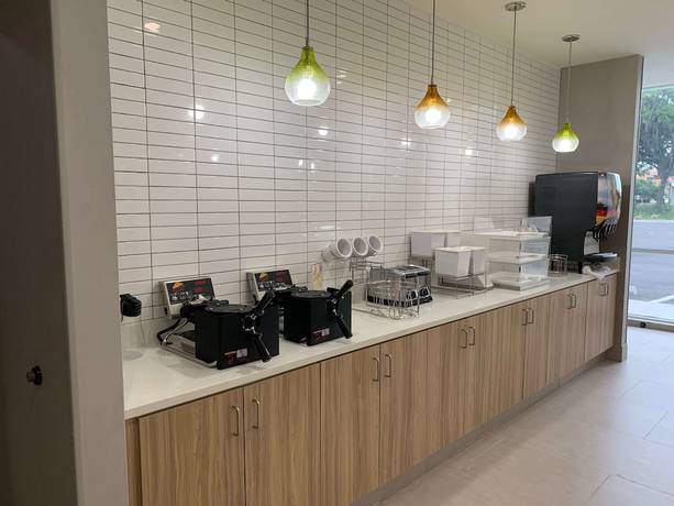 Imagen del bar/restaurante del Hotel La Quinta Inn and Suite by Wyndham Lake City. Foto 6
