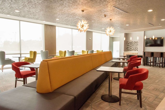 Imagen de los interiores del Hotel La Quinta Inn and Suite by Wyndham Lake City. Foto 11