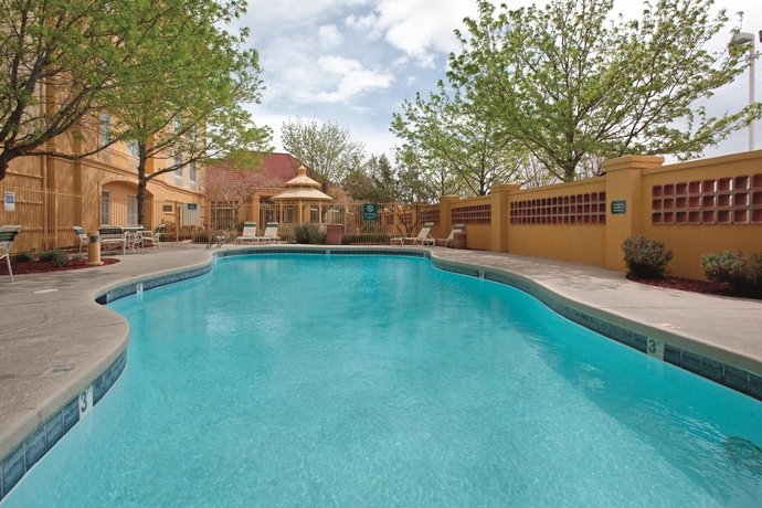 Imagen de la piscina del Hotel La Quinta Inn and Suites By Wyndham Albuquerque West. Foto 16