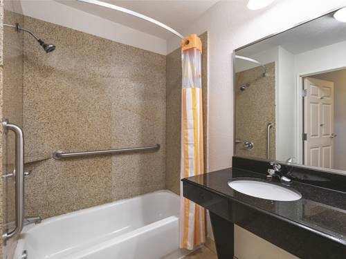 Imagen de la habitación del Hotel La Quinta Inn and Suites By Wyndham Alvarado. Foto 8