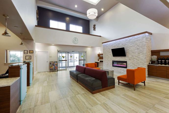 Imagen de los interiores del Hotel La Quinta Inn and Suites By Wyndham Alvin. Foto 8