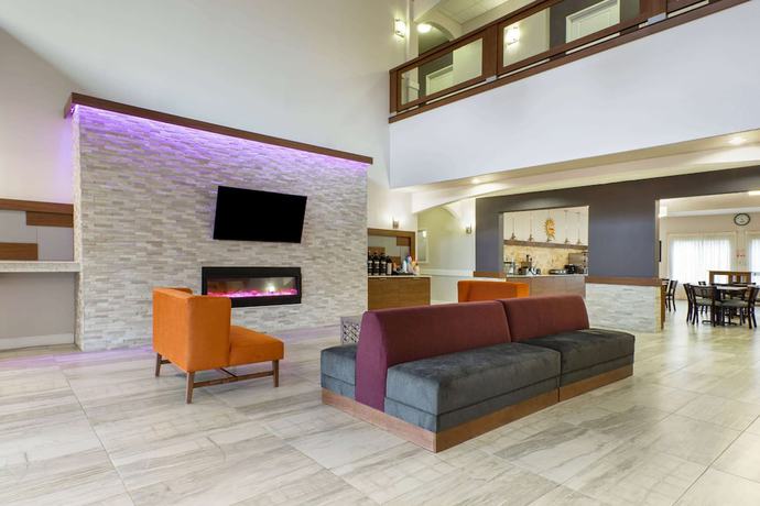 Imagen de los interiores del Hotel La Quinta Inn and Suites By Wyndham Alvin. Foto 9