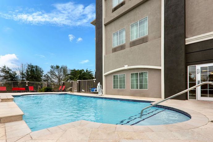 Imagen de la piscina del Hotel La Quinta Inn and Suites By Wyndham Alvin. Foto 12