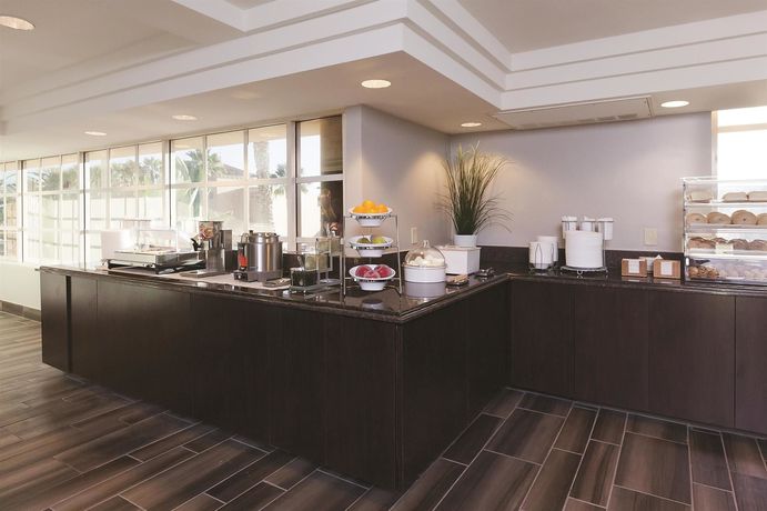 Imagen del bar/restaurante del Hotel La Quinta Inn and Suites By Wyndham Anaheim. Foto 2