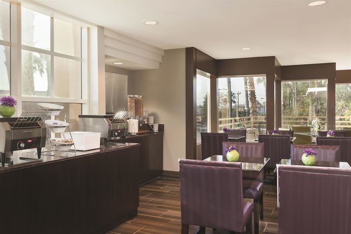 Imagen del bar/restaurante del Hotel La Quinta Inn and Suites By Wyndham Anaheim. Foto 3