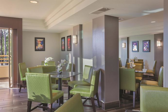 Imagen del bar/restaurante del Hotel La Quinta Inn and Suites By Wyndham Anaheim. Foto 4