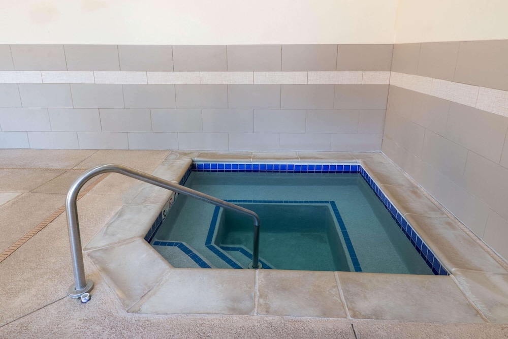 Imagen de la piscina del Hotel La Quinta Inn and Suites By Wyndham Artesia. Foto 20