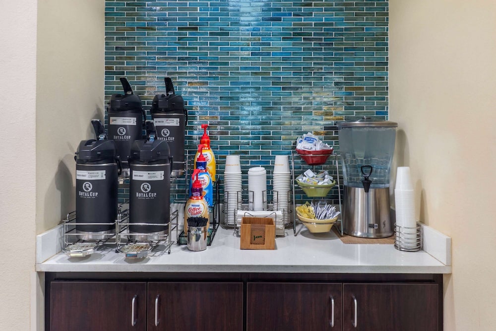 Imagen de los interiores del Hotel La Quinta Inn and Suites By Wyndham Artesia. Foto 17