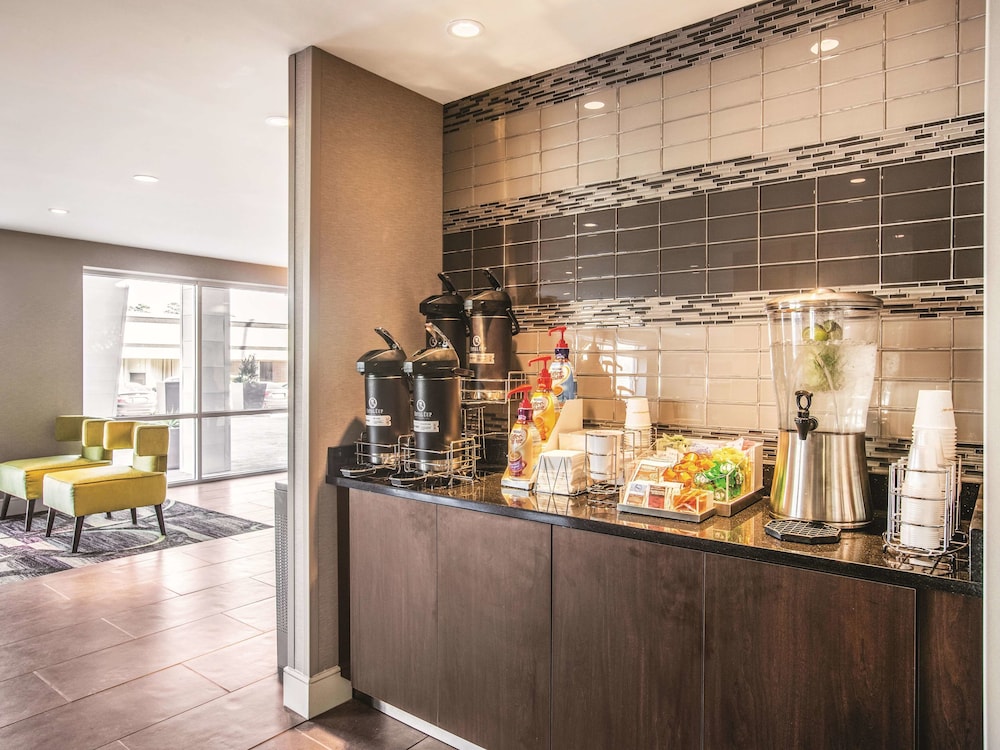 Imagen de los interiores del Hotel La Quinta Inn and Suites By Wyndham Atlanta Midtown - Buckhead. Foto 18