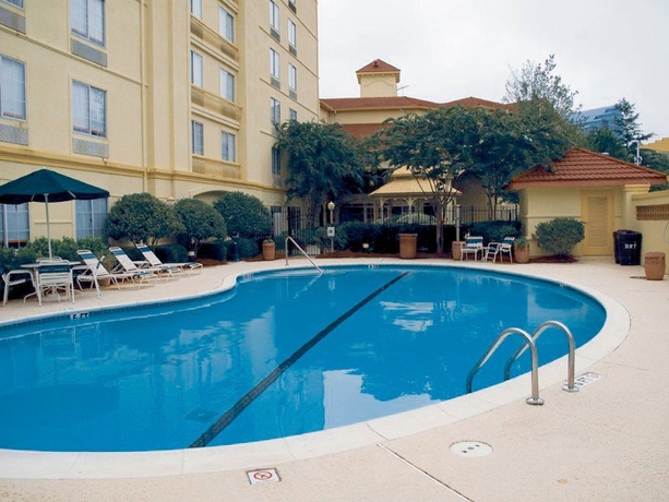 Imagen de la piscina del Hotel La Quinta Inn and Suites By Wyndham Atlanta Perimeter Medical. Foto 12