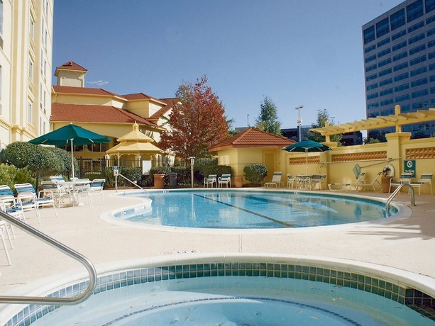 Imagen de la piscina del Hotel La Quinta Inn and Suites By Wyndham Atlanta Perimeter Medical. Foto 13