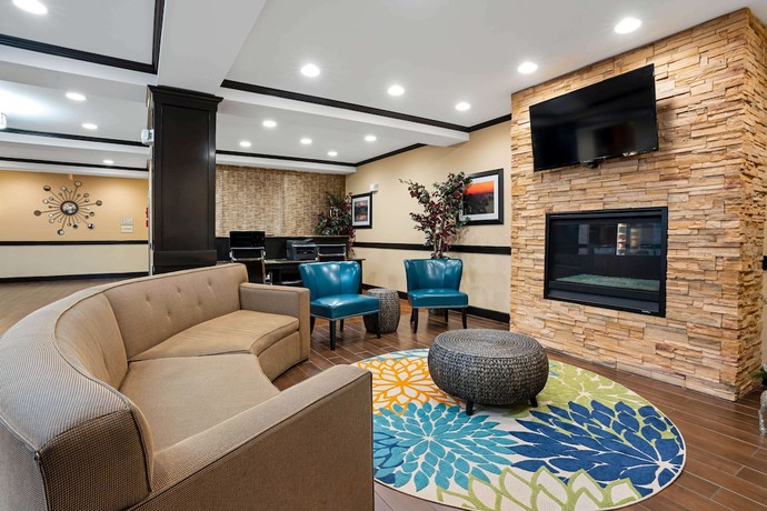 Imagen de los interiores del Hotel La Quinta Inn and Suites By Wyndham Auburn. Foto 9