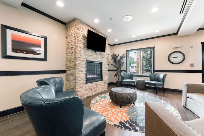 Imagen de los interiores del Hotel La Quinta Inn and Suites By Wyndham Auburn. Foto 10