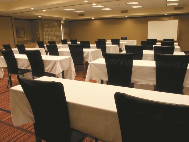 Imagen de los interiores del Hotel La Quinta Inn and Suites By Wyndham Austin Airport. Foto 11