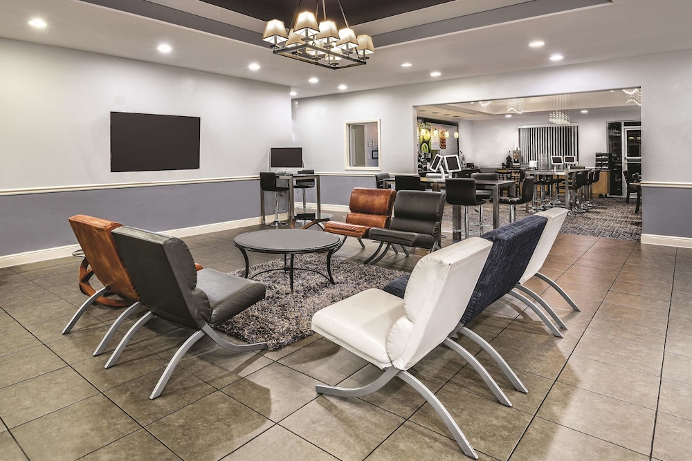 Imagen de los interiores del Hotel La Quinta Inn and Suites By Wyndham Austin - Cedar Park. Foto 15