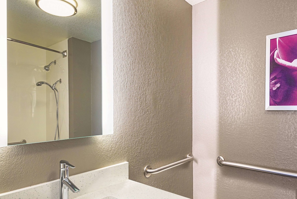 Imagen de la habitación del Hotel La Quinta Inn and Suites By Wyndham Austin Near The Domain. Foto 9