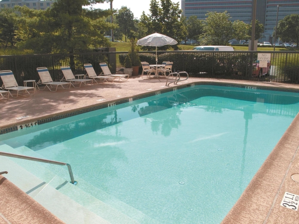 Imagen de la piscina del Hotel La Quinta Inn and Suites By Wyndham Baltimore Bwi Airport. Foto 12