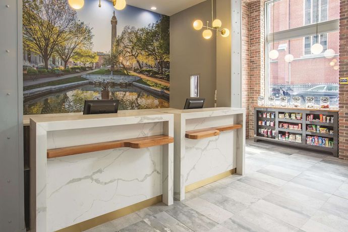 Imagen de los interiores del Hotel La Quinta Inn and Suites By Wyndham Baltimore Downtown. Foto 8