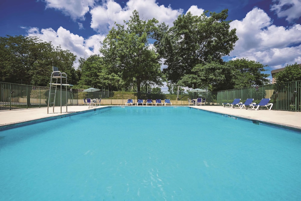 Imagen de la piscina del Hotel La Quinta Inn and Suites By Wyndham Baltimore S. Glen Burnie. Foto 19