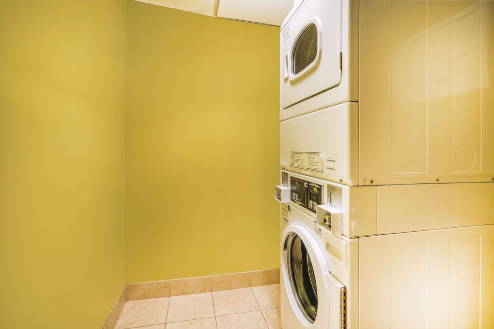Imagen de los interiores del Hotel La Quinta Inn and Suites By Wyndham Baltimore S. Glen Burnie. Foto 13