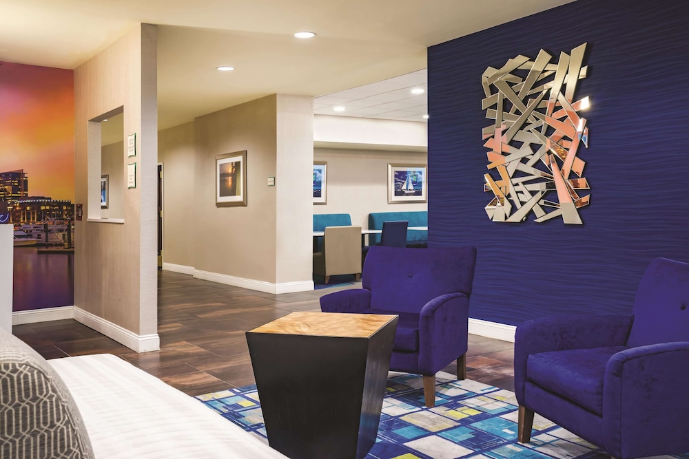 Imagen de los interiores del Hotel La Quinta Inn and Suites By Wyndham Baltimore S. Glen Burnie. Foto 16