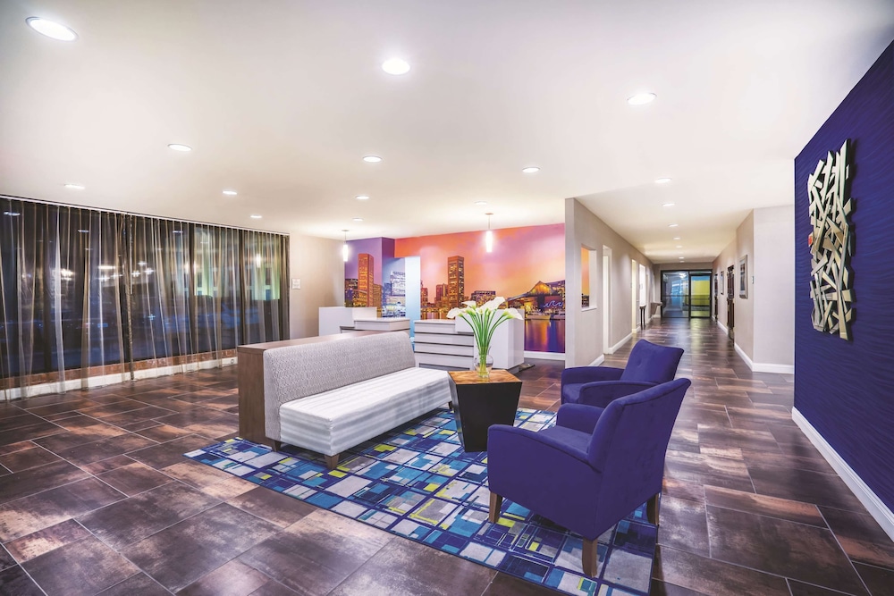Imagen de los interiores del Hotel La Quinta Inn and Suites By Wyndham Baltimore S. Glen Burnie. Foto 18