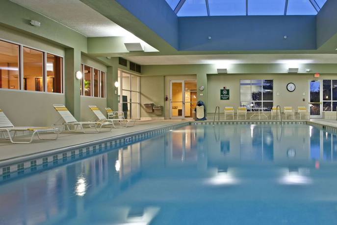 Imagen de la piscina del Hotel La Quinta Inn and Suites By Wyndham Bannockburn-deerfield. Foto 13