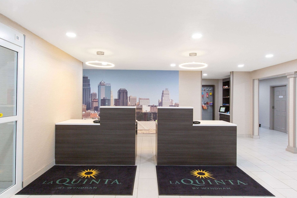 Imagen de los interiores del Hotel La Quinta Inn and Suites By Wyndham Blue Springs. Foto 16