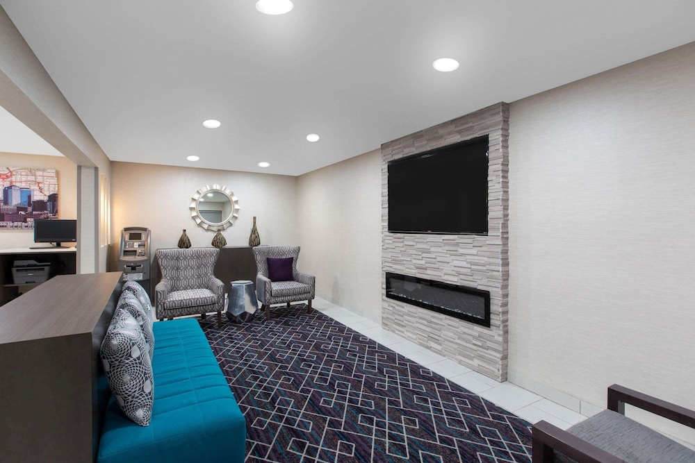Imagen de los interiores del Hotel La Quinta Inn and Suites By Wyndham Blue Springs. Foto 18