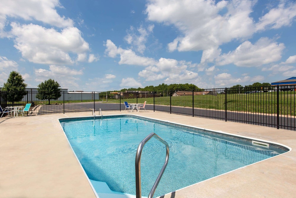 Imagen de la piscina del Hotel La Quinta Inn and Suites By Wyndham Blue Springs. Foto 19