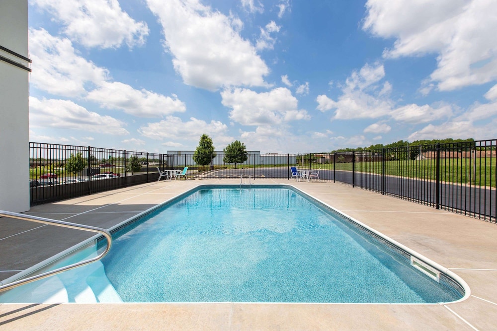 Imagen de la piscina del Hotel La Quinta Inn and Suites By Wyndham Blue Springs. Foto 20