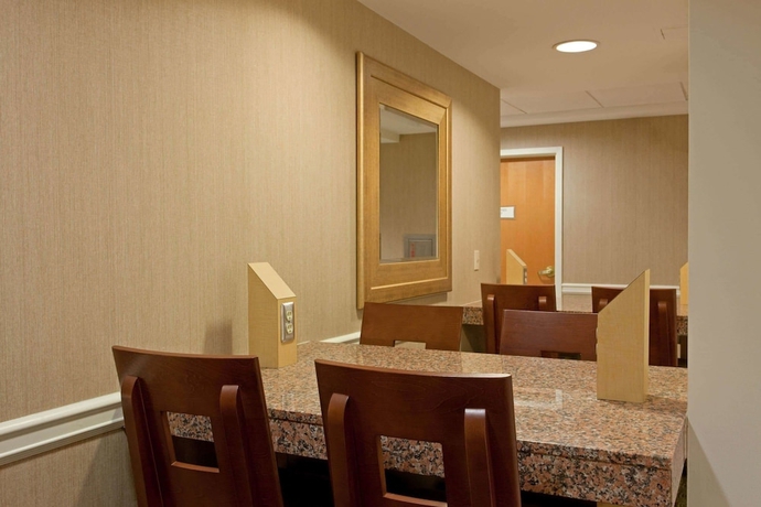 Imagen de los interiores del Hotel La Quinta Inn and Suites By Wyndham Boston Somerville. Foto 17