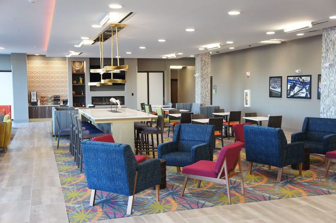 Imagen de los interiores del Hotel La Quinta Inn and Suites By Wyndham Braselton. Foto 20