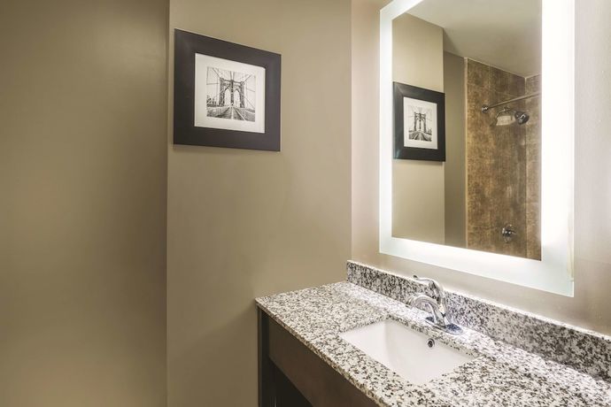 Imagen de la habitación del Hotel La Quinta Inn and Suites By Wyndham Brooklyn Central. Foto 3