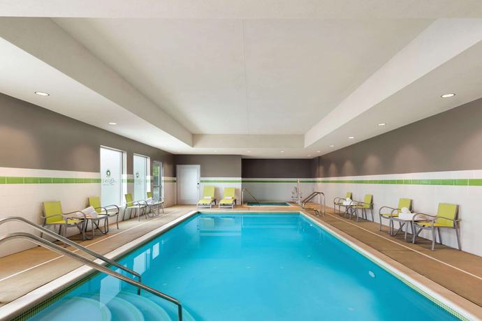 Imagen de la piscina del Hotel La Quinta Inn and Suites By Wyndham Burlington. Foto 19
