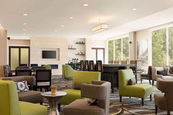 Imagen de los interiores del Hotel La Quinta Inn and Suites By Wyndham Burlington. Foto 16