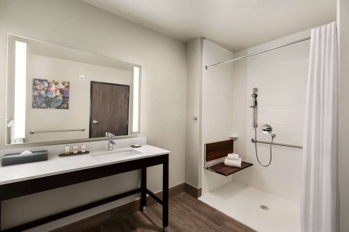 Imagen de la habitación del Hotel La Quinta Inn and Suites By Wyndham Burlington. Foto 11