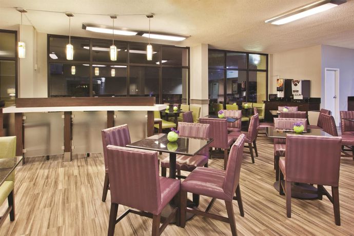 Imagen del bar/restaurante del Hotel La Quinta Inn and Suites By Wyndham Charleston Riverview. Foto 3