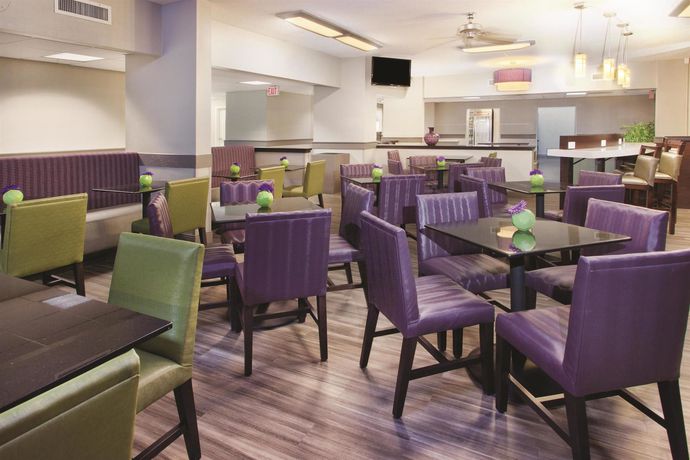 Imagen del bar/restaurante del Hotel La Quinta Inn and Suites By Wyndham Charleston Riverview. Foto 4