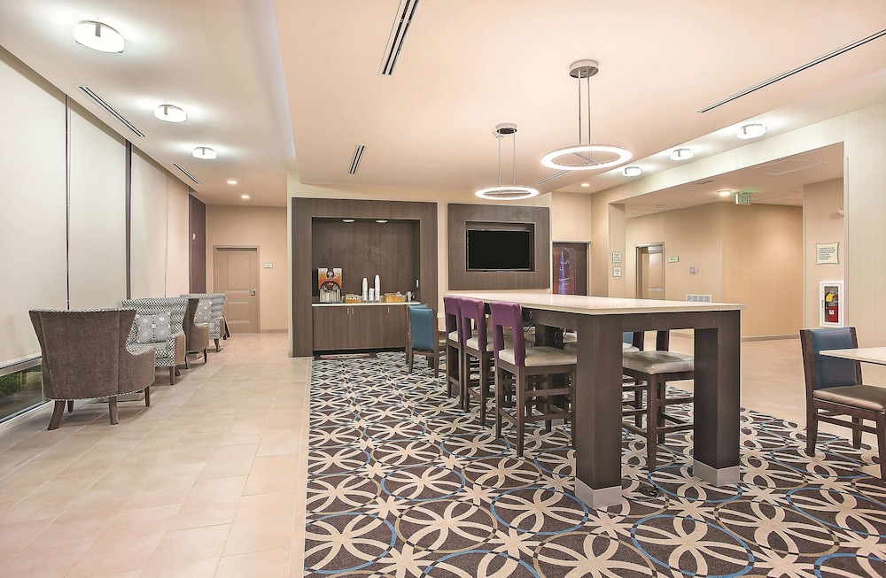Imagen de los interiores del Hotel La Quinta Inn and Suites By Wyndham Chattanooga - Lookout Mtn. Foto 17
