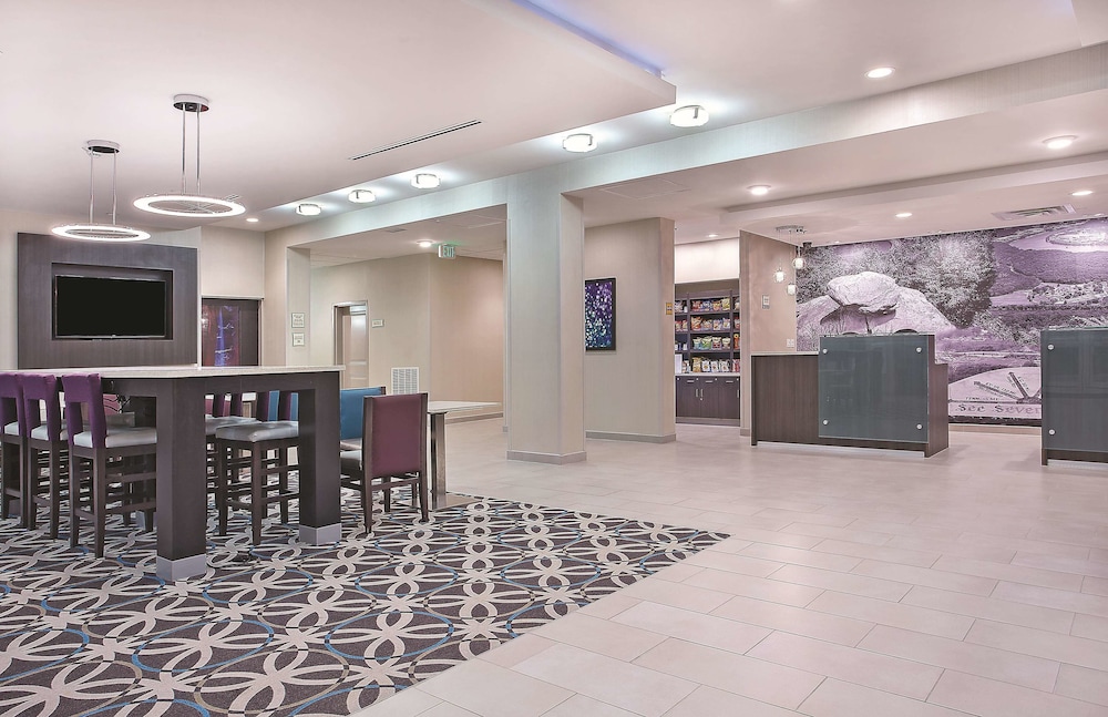 Imagen de los interiores del Hotel La Quinta Inn and Suites By Wyndham Chattanooga - Lookout Mtn. Foto 18