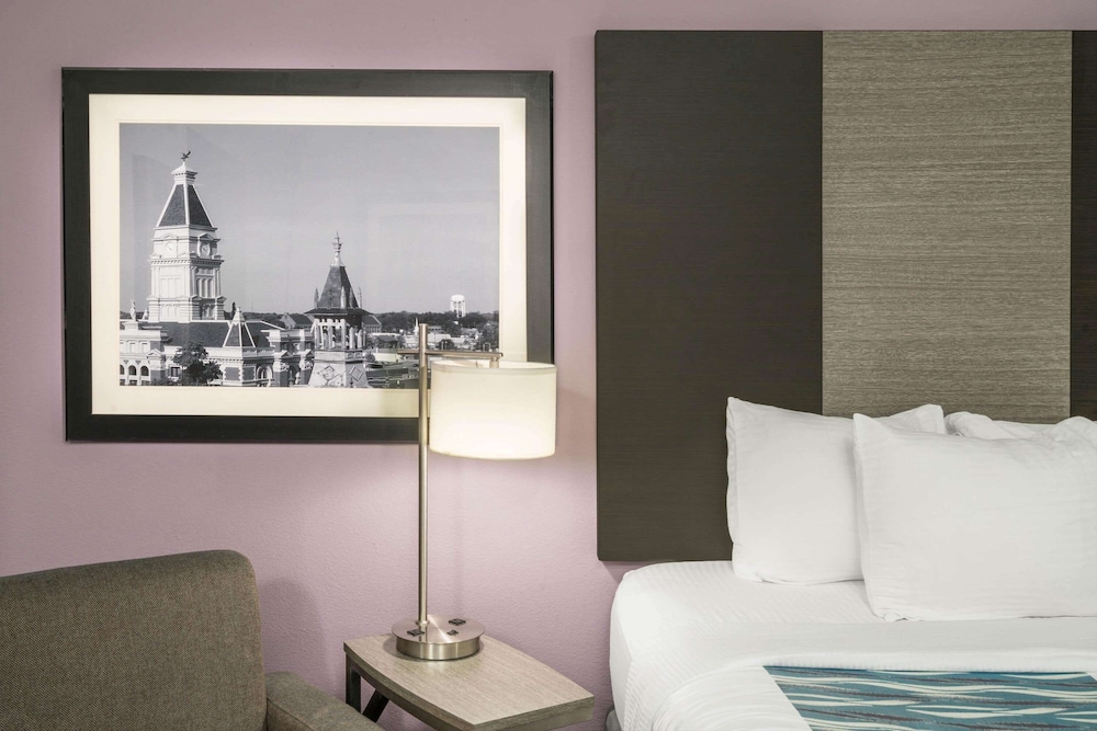 Imagen de la habitación del Hotel La Quinta Inn and Suites By Wyndham Clarksville. Foto 3