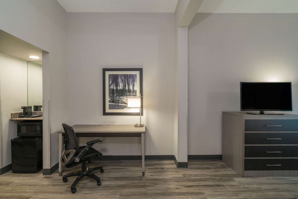 Imagen de la habitación del Hotel La Quinta Inn and Suites By Wyndham Clarksville. Foto 12