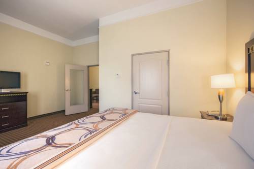 Imagen de la habitación del Hotel La Quinta Inn and Suites By Wyndham Cleburne. Foto 7