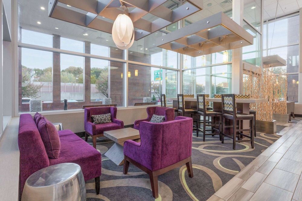 Imagen de los interiores del Hotel La Quinta Inn and Suites By Wyndham Clifton/rutherford. Foto 16